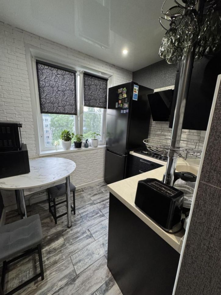 2-комн квартира Строителей ул, 7
