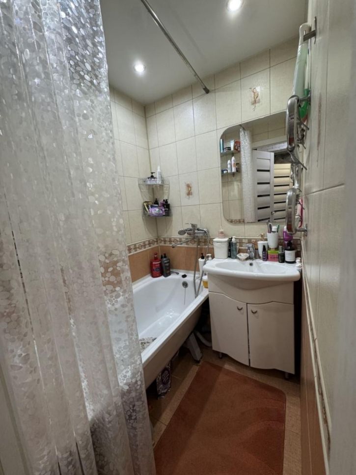 2-комн квартира Строителей ул, 7