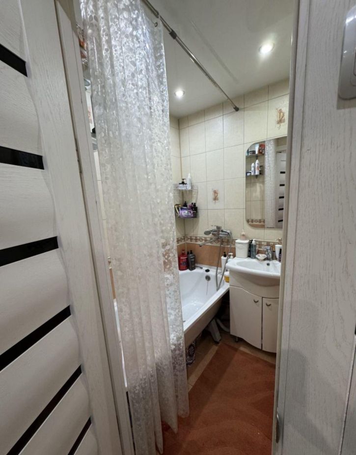 2-комн квартира Строителей ул, 7